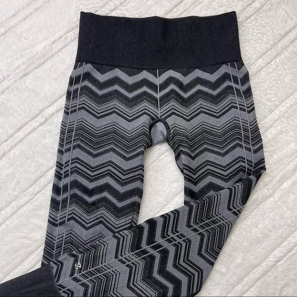 Lululemon Chevron Ebb to Street Legging. Gray. - Picture 4 of 12